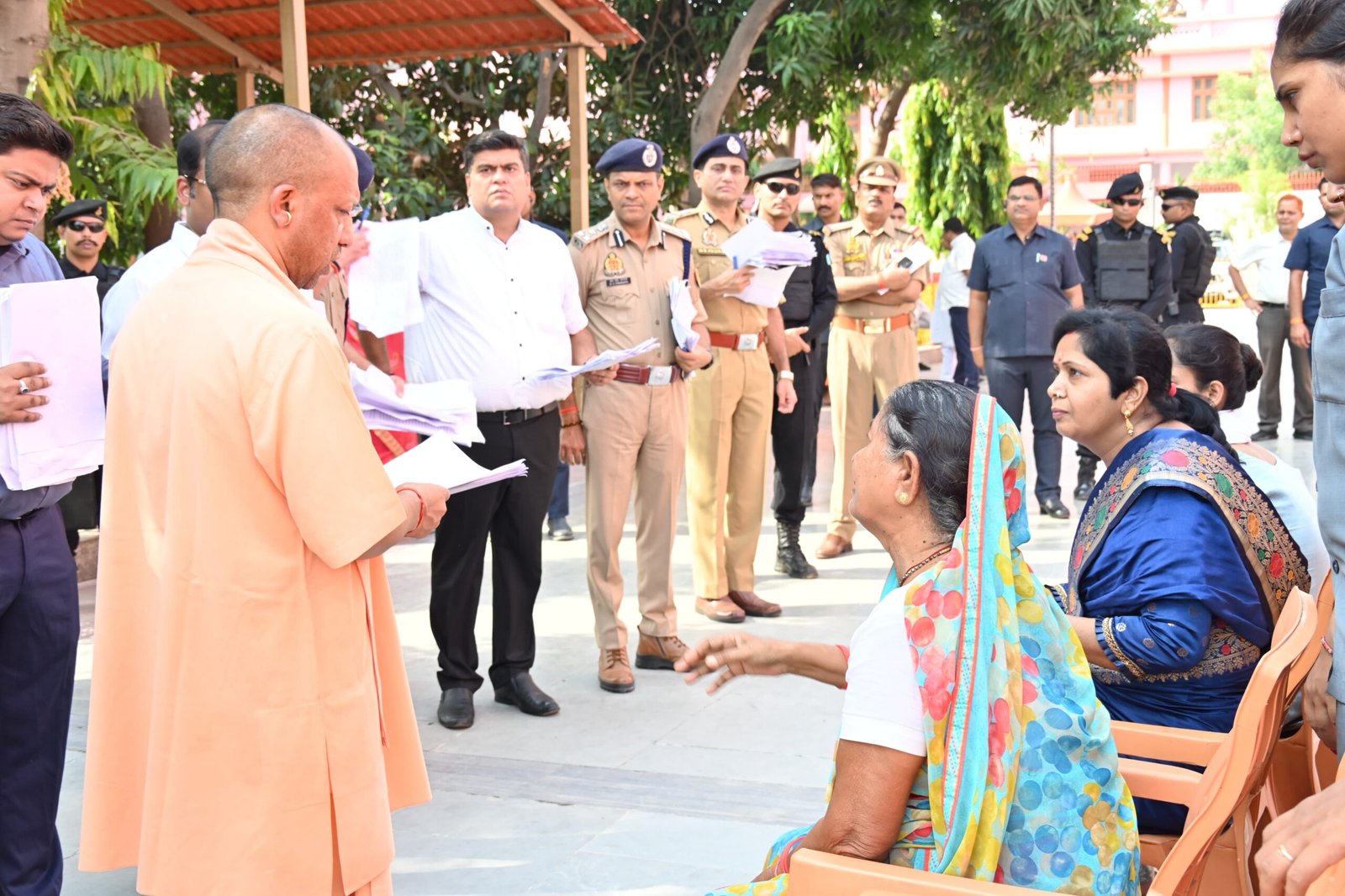 जनता की समस्याओं पर त्वरित संवेदनशीलता दिखाएं अधिकारी: मुख्यमंत्री