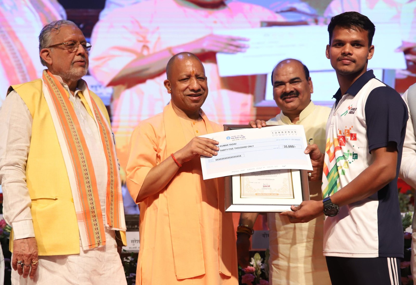 छात्रों को सीएम की नसीहत, समाज और राष्ट्र के अपनी जिम्मेदारियों का भाव रखें
