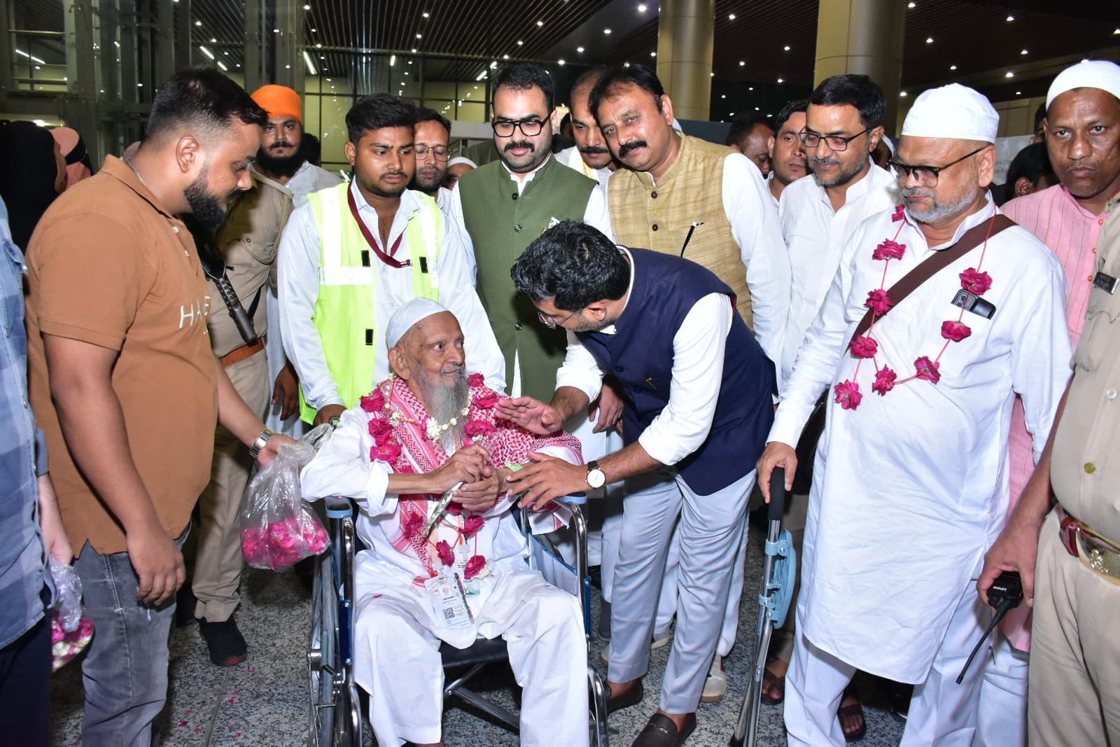 हज मुकम्मल कर पहली उड़ान से वतन लौटे 287 हाजी