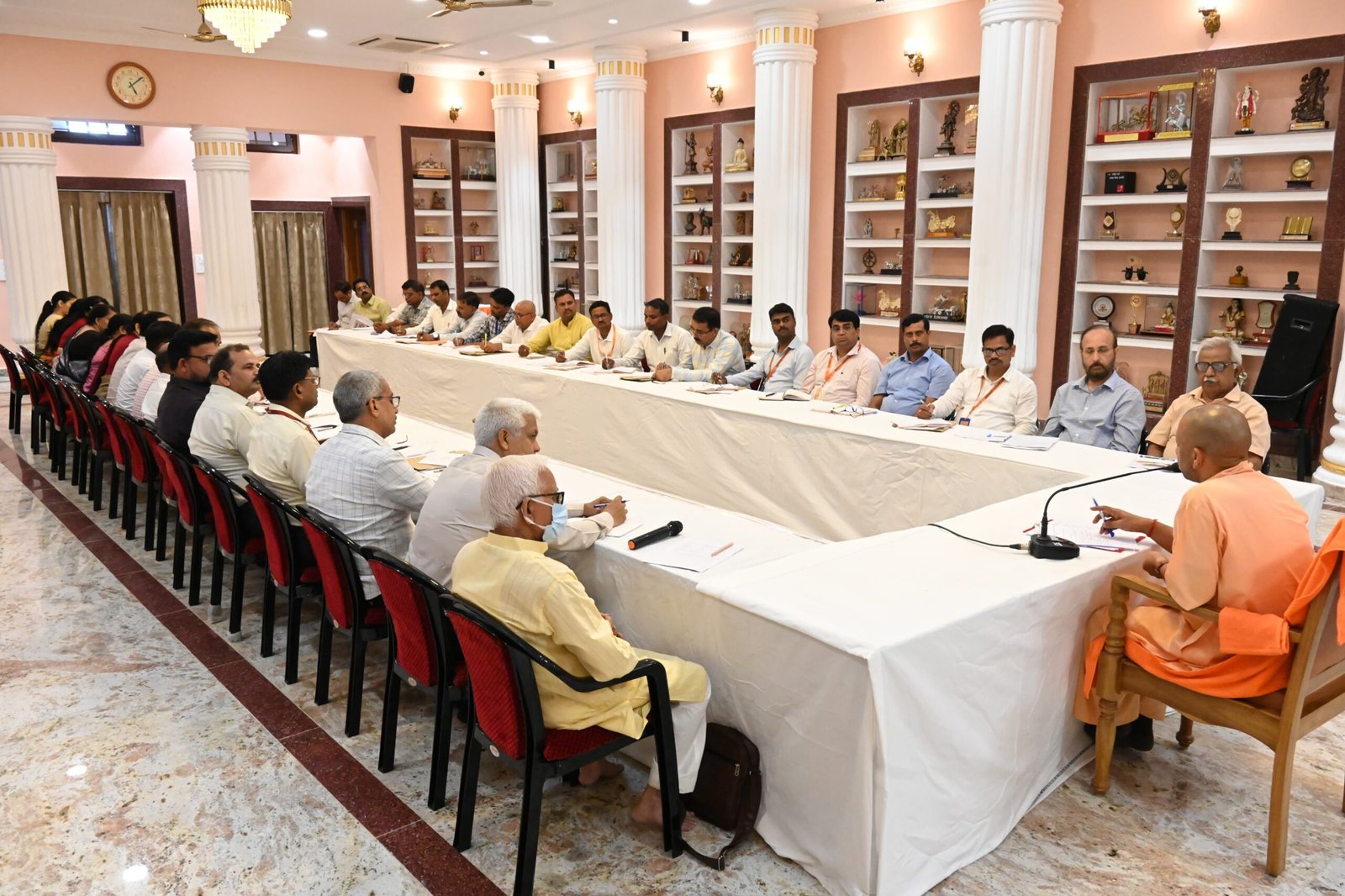 किसी भी विद्यार्थी की आर्थिक स्थिति पढ़ाई में बाधा न बने: सीएम योगी