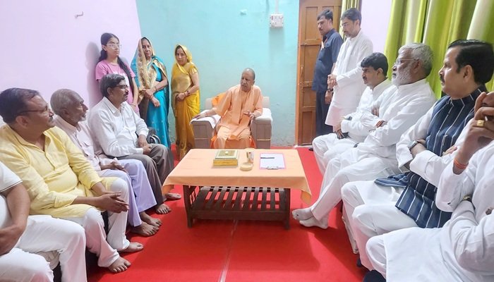धर्मपाल सिंह के गांव पहुंचे सीएम योगी, मां के निधन पर जताई शोक संवेदनाएं