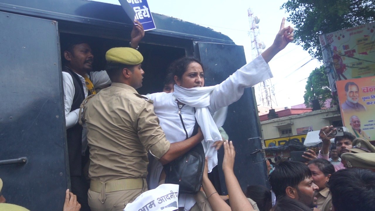 ‘मधुशाला नहीं, पाठशाला चाहिए’ की गूंज के साथ ‘आप’ का हल्लाबोल