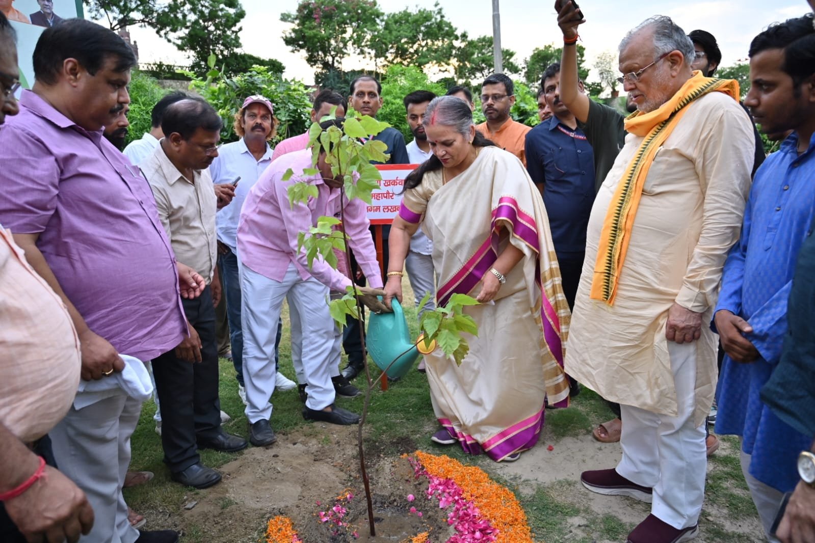 Lucknow News: मंत्री सुरेश खन्ना व महापौर सुषमा खर्कवाल ने किया पौधारोपण, दिया ख़ास संदेश