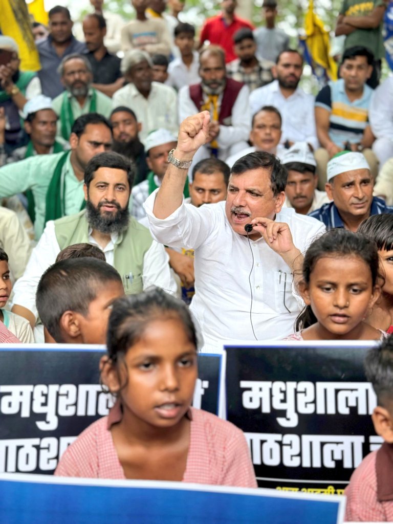 संविधान की धज्जियां उड़ाकर बच्चों को अनपढ़ बनाने का कार्य कर रही सरकार