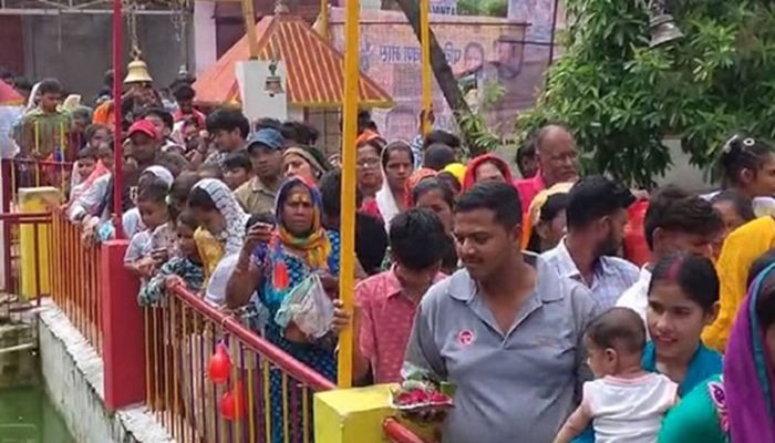 Bareilly News: शिवालयों में गूंजा हर-हर महादेव, जलाभिषेक के लिए लगी कतार