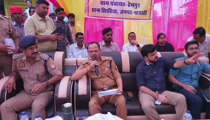 Shravasti News: हेमपुर में डीएम-एसपी की जन चौपाल, शिकायत पर आंगनवाड़ी कार्यकत्रियों को हटाने के निर्देश