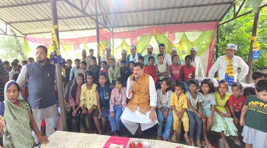 "बड़े भैया हमारा स्कूल बचा लीजिए"... छात्रा ने संजय सिंह को राखी बांध की भावुक अपील