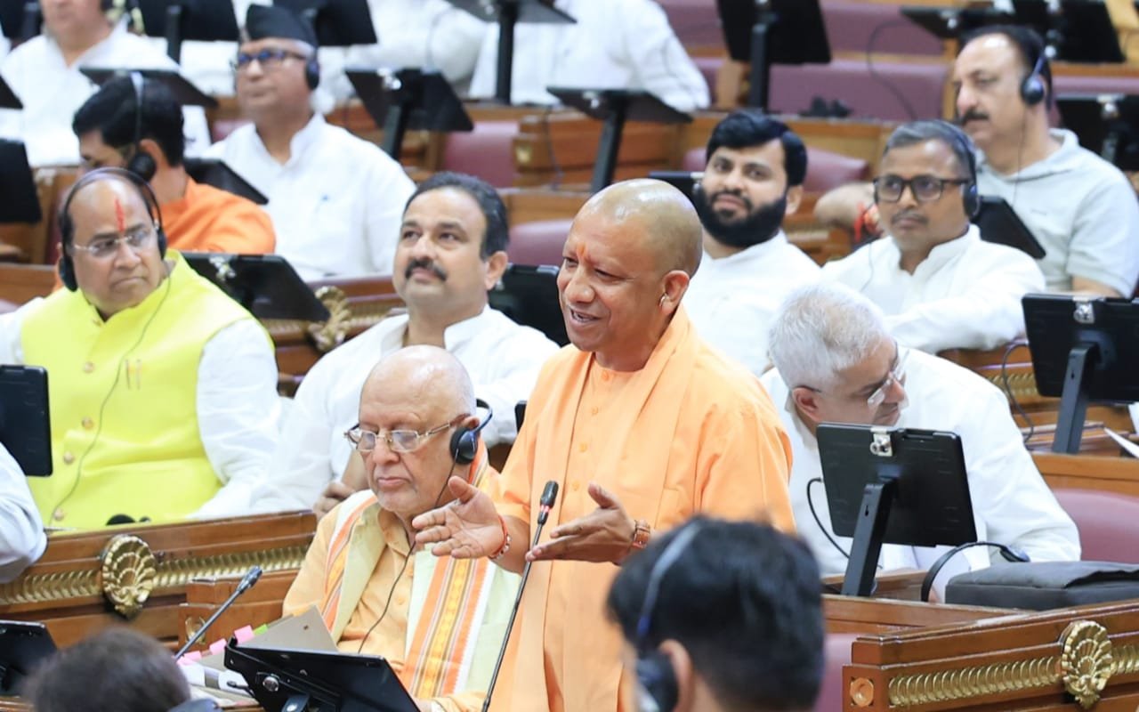 सपा और लोकतंत्र नदी के दो छोर: सीएम योगी