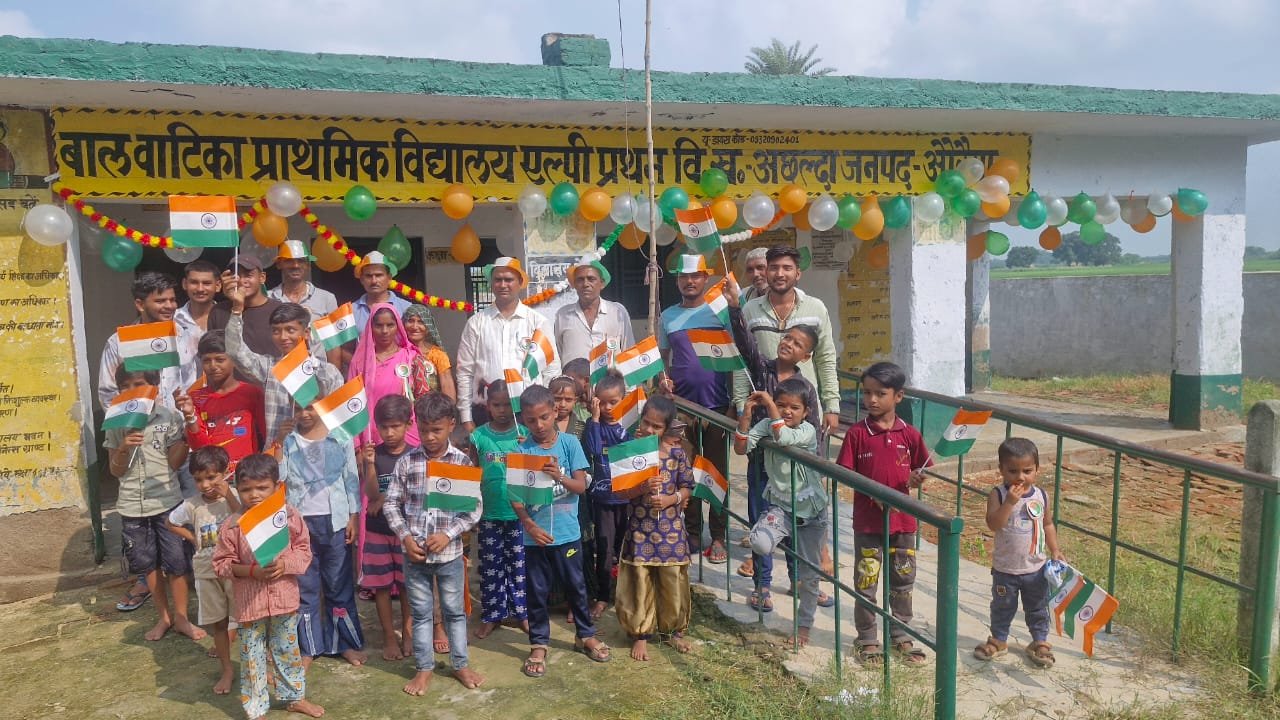 UP News: 1.32 लाख परिषदीय विद्यालयों में एक साथ 1.48 करोड़ बच्चों ने दी झंडे को सलामी