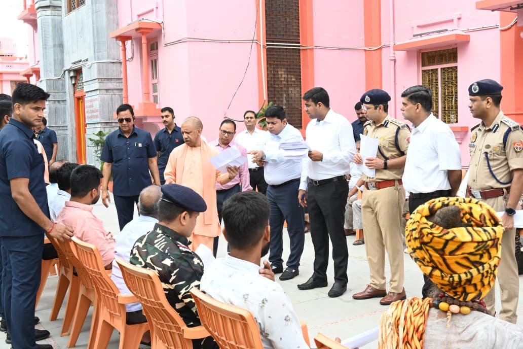 Gorakhpur News: जनता दर्शन में सीएम योगी ने सुनीं 200 लोगों की समस्याएं