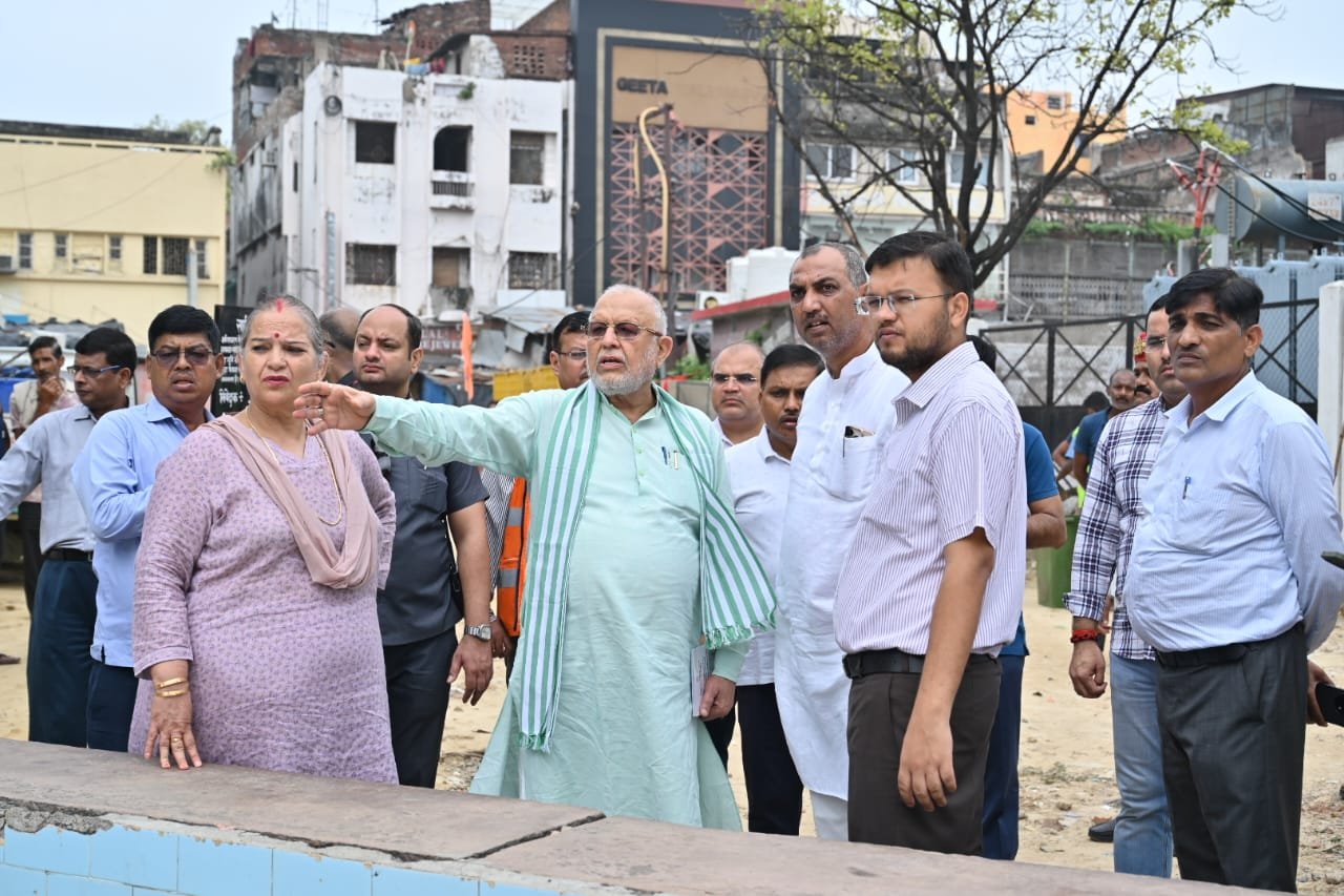Lucknow News: औचक निरीक्षण पर निकले सुरेश खन्ना, मौजूद रहीं महापौर