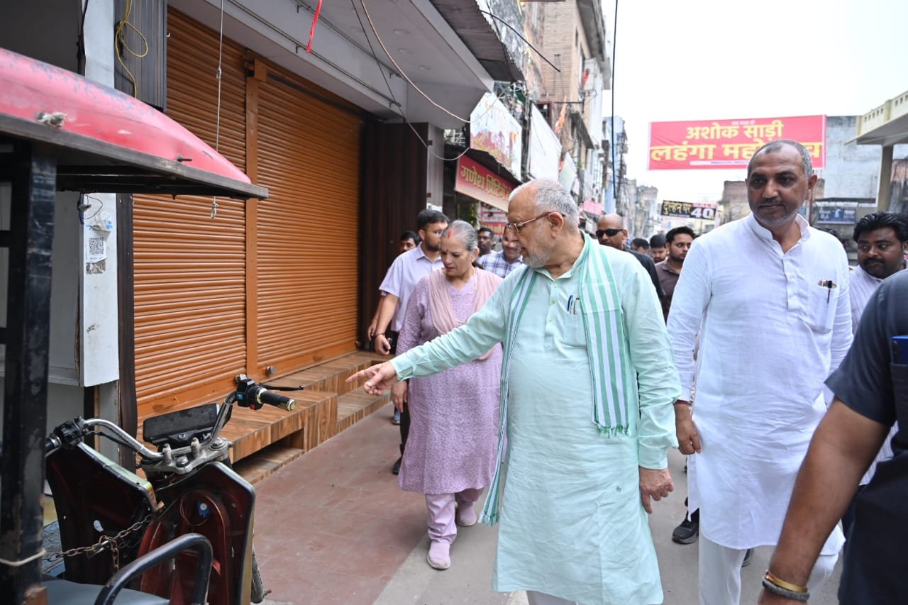 Lucknow News: औचक निरीक्षण पर निकले सुरेश खन्ना, मौजूद रहीं महापौर