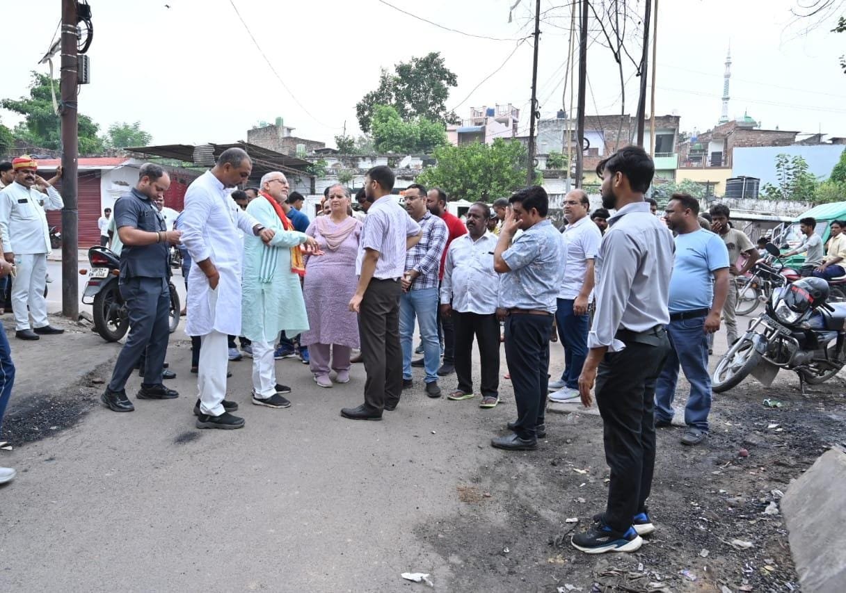 Lucknow News: औचक निरीक्षण पर निकले सुरेश खन्ना, मौजूद रहीं महापौर