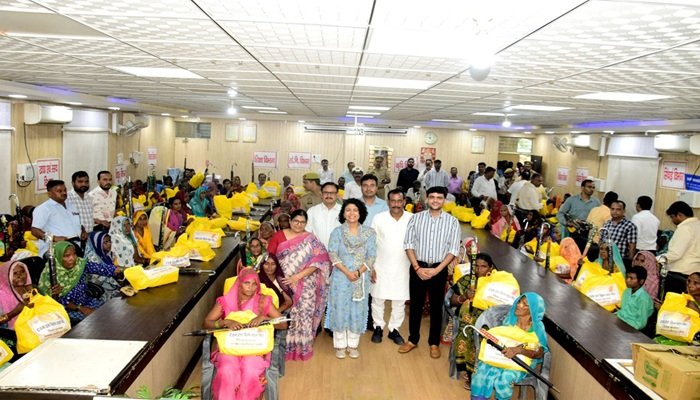 लखीमपुर खीरी में जनसहभागिता की मिसाल, बाढ़ पीड़ितों को बांटी गईं 5 हजार CSR स्पेशल किट
