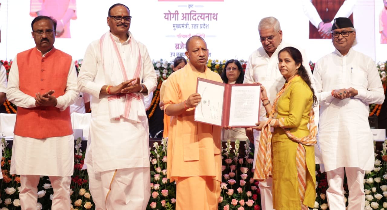 UP News: नवचयनित 1112 कनिष्ठ सहायक व 22 एक्सरे टेक्नीशियन को नियुक्ति पत्र वितरित