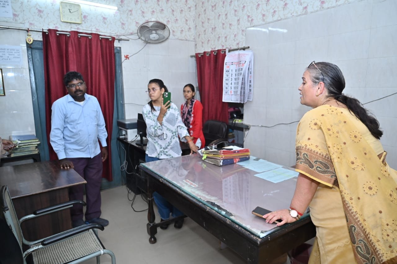 Lucknow News: औचक निरीक्षण करने नगर निगम मुख्यालय पहुंची महापौर