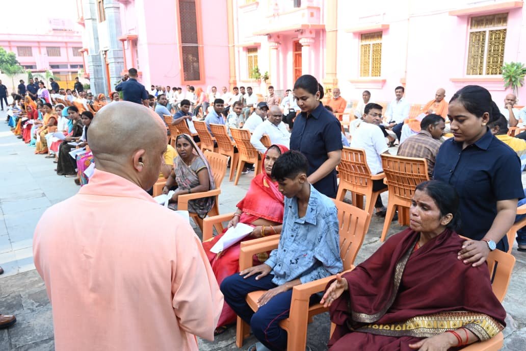 CM Yogi Janta Darshan: हर जरूरतमंद को दिलाएं कल्याणकारी योजनाओं का लाभ