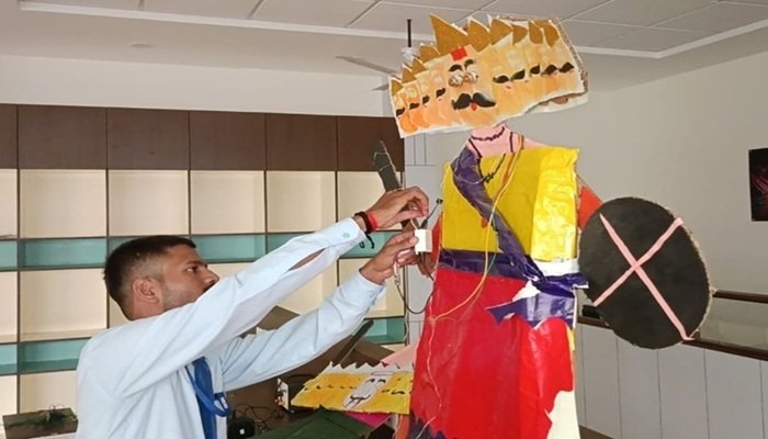 गोरखपुर के छात्र ने बनाया लेजर धनुष, अब एक किलोमीटर दूर से भी संभव होगा रावण दहन