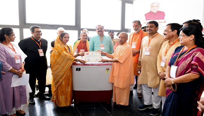 झांसी में सीएम योगी ने ‘मुख्यमंत्री युवा उद्यमी विकास अभियान’ योजना के लाभार्थियों को दिए चेक