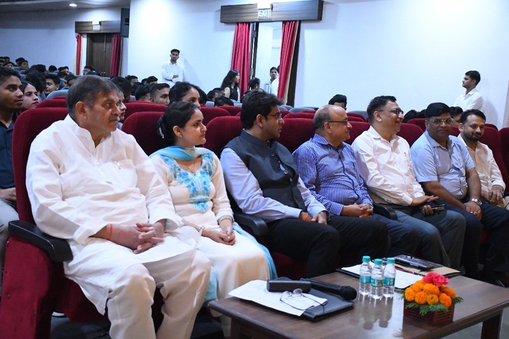 SRMS पैरामेडिकल साइंसेस में बैच 2025 के छात्रों का ‘वेलकम प्रोग्राम’ से स्‍वागत