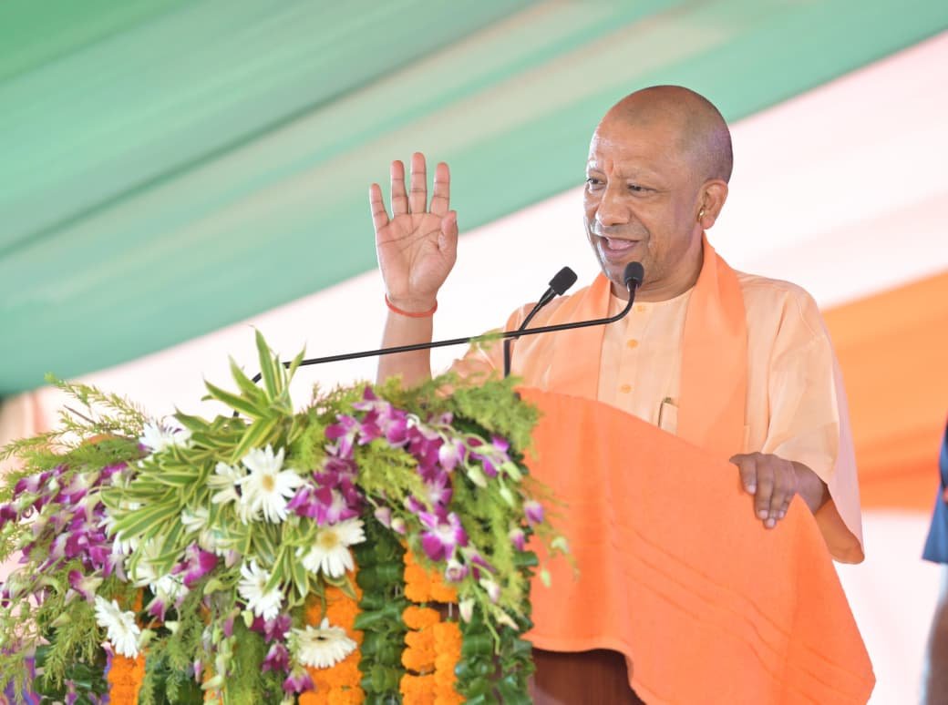 UP News: 160 परिवारों का सपना हुआ साकार, दीपावली से पहले फ्लैट की मिली चाबी