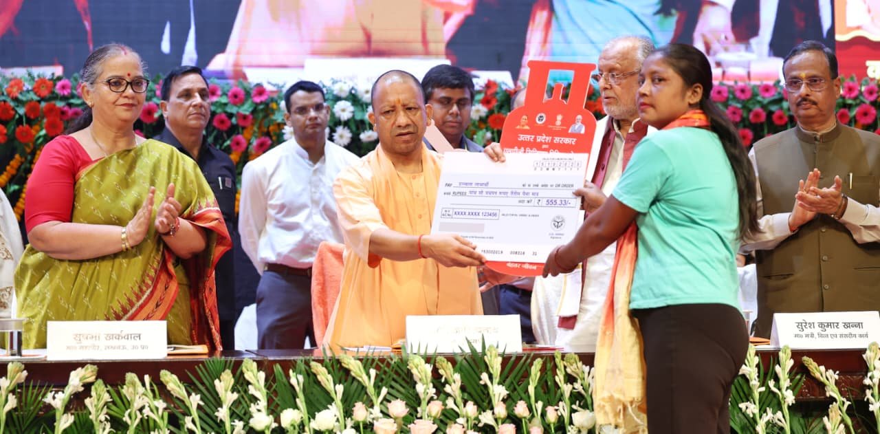 CM Yogi की सीधी Warning, बोले- जिसने भी रंग में भंग डाला सलाखों के पीछे होगा