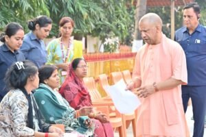 Janta Darshan: सीएम योगी का अधिकारियों को निर्देश- जन समस्याओं के प्रति बनें संवेदनशील, कराएं त्वरित समाधान