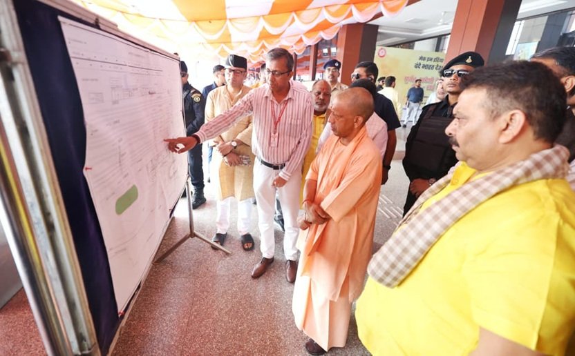 PM मोदी के वाराणसी दौरे से पहले CM योगी ने की बनारस रेलवे स्टेशन पर तैयारियों की समीक्षा
