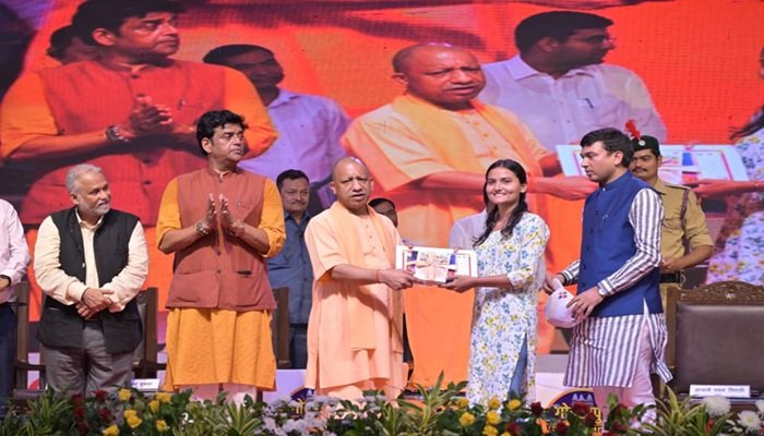 सीएम योगी की बच्चों से अपील- स्मार्टफोन की जगह अच्छी पुस्तकों में लगाएं अपना समय