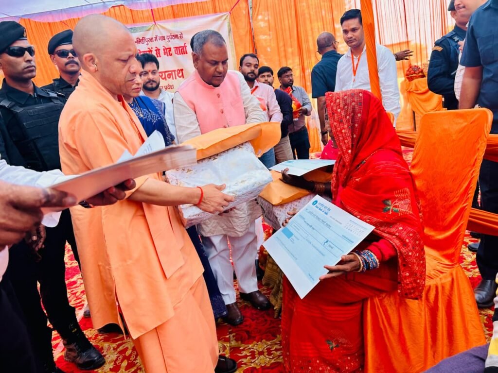 CM Yogi ने दिए एक माह में भरथापुर के पीड़ित परिवारों को विस्थापित करने के दिए निर्देश