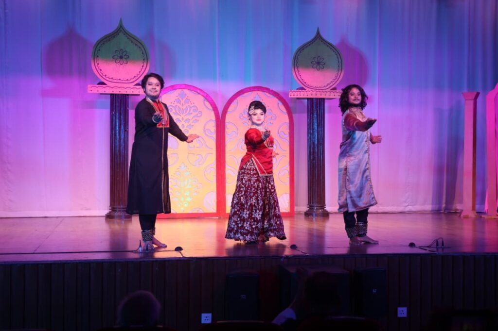 SRMS Bareilly: कथक के भावों में पिरोया रंजिश ही सही का दर्द