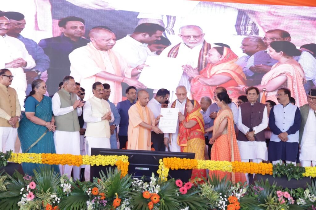 UP News: बोले सीएम योगी- सार्वजनिक भूमि पर अवैध कब्जा करने वालों को देना होगा हिसाब