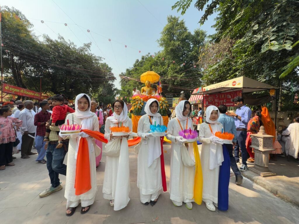 Sarnath में निकली भगवान बुद्ध की शोभायात्रा, हजारों बौद्ध अनुयायी हुए शामिल