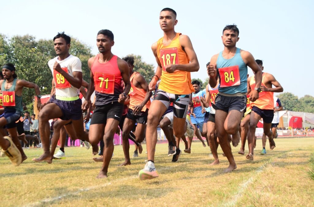 Gorakhpur News: पहले दिन कल्पनाथ राय डिग्री कॉलेज का दबदबा, कवि को दी कड़ी चुनौती