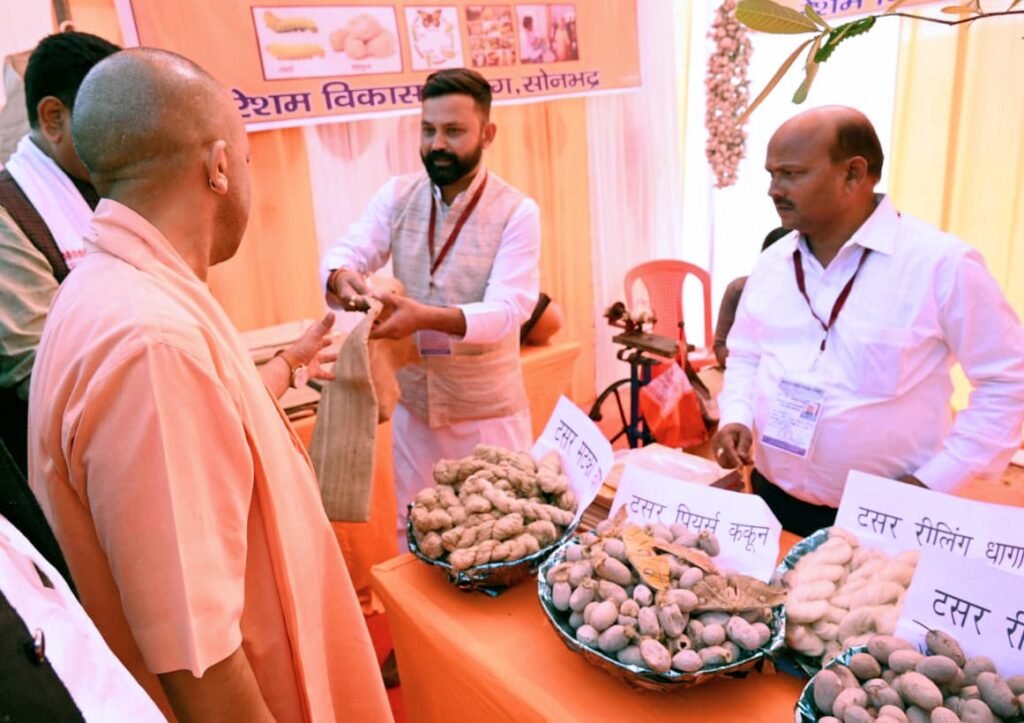 बोले CM Yogi- जनजातीय समाज की सुरक्षा, सम्मान और स्वावलंबन के लिए प्रतिबद्ध है डबल इंजन सरकार