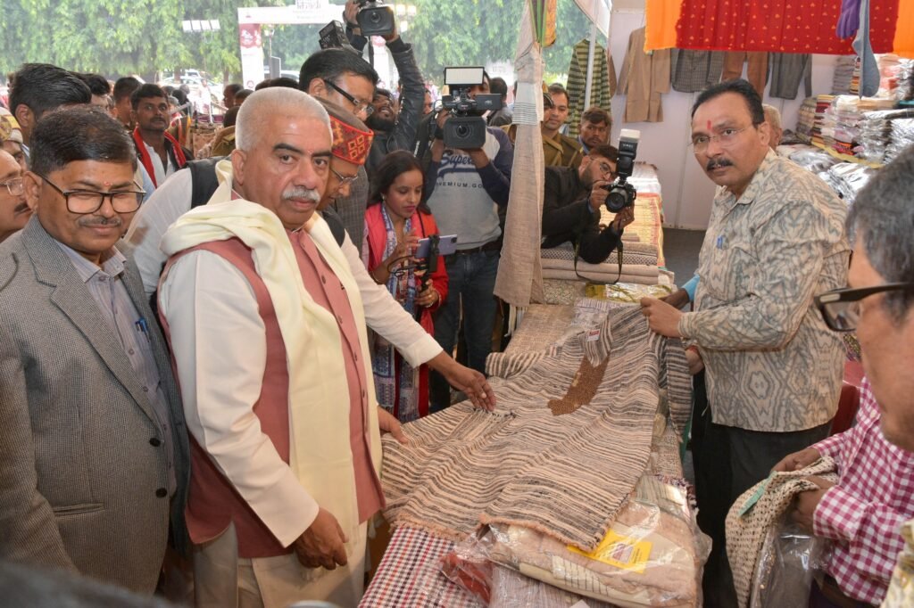 Khadi Mahotsav 2025: ग्रामीण कारीगरों के आत्मनिर्भर भारत संकल्प को मिला नया आयाम