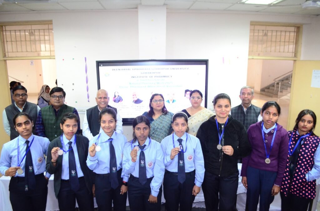 DDU Gorakhpur: कुलपति बोलीं- स्वास्थ्य सेवाओं की रीढ़ हैं फार्मासिस्ट, समाज में उनकी भूमिका महत्वपूर्ण 