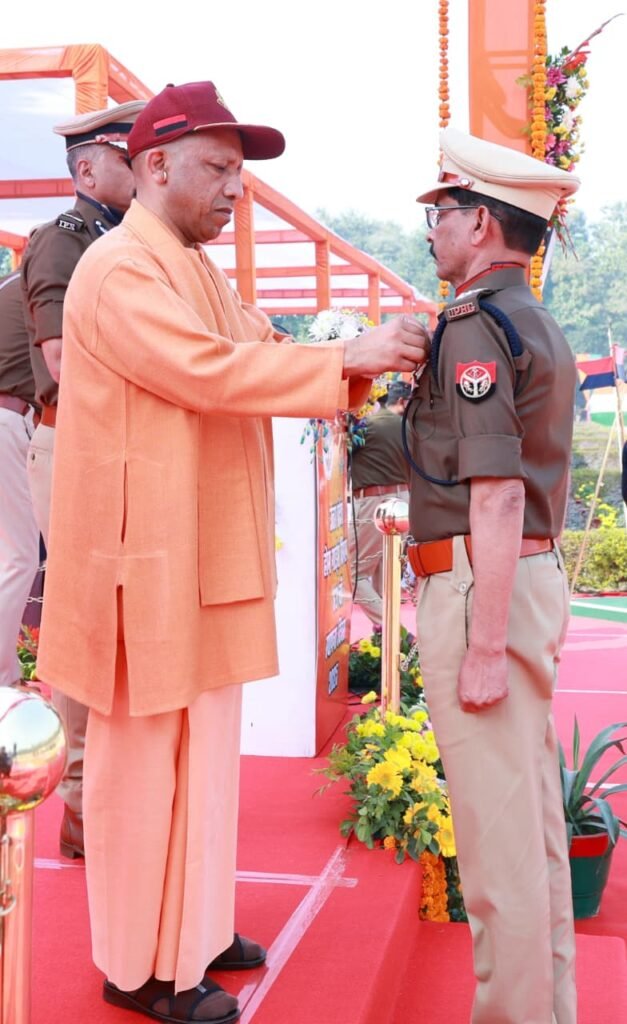 सेवा ही सम्मान है, अनुशासन ही पहचान है: मुख्यमंत्री योगी