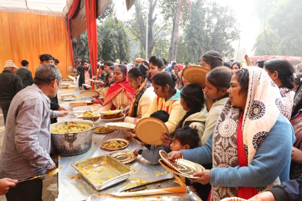 Gorakhpur News: गोरखनाथ मंदिर में आस्था का जनसैलाब
