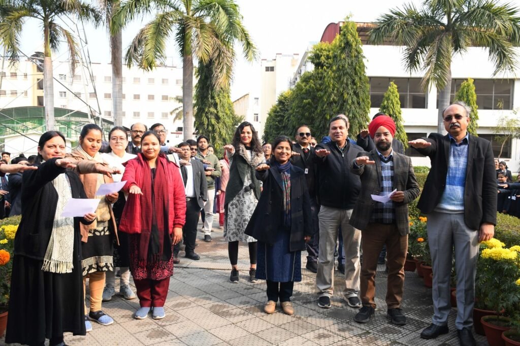 Bareilly: ‘मतदान हमारी नैतिक जिम्मेदारी’, SRMS मेडिकल कॉलेज में दिलाई गई मतदान की शपथ