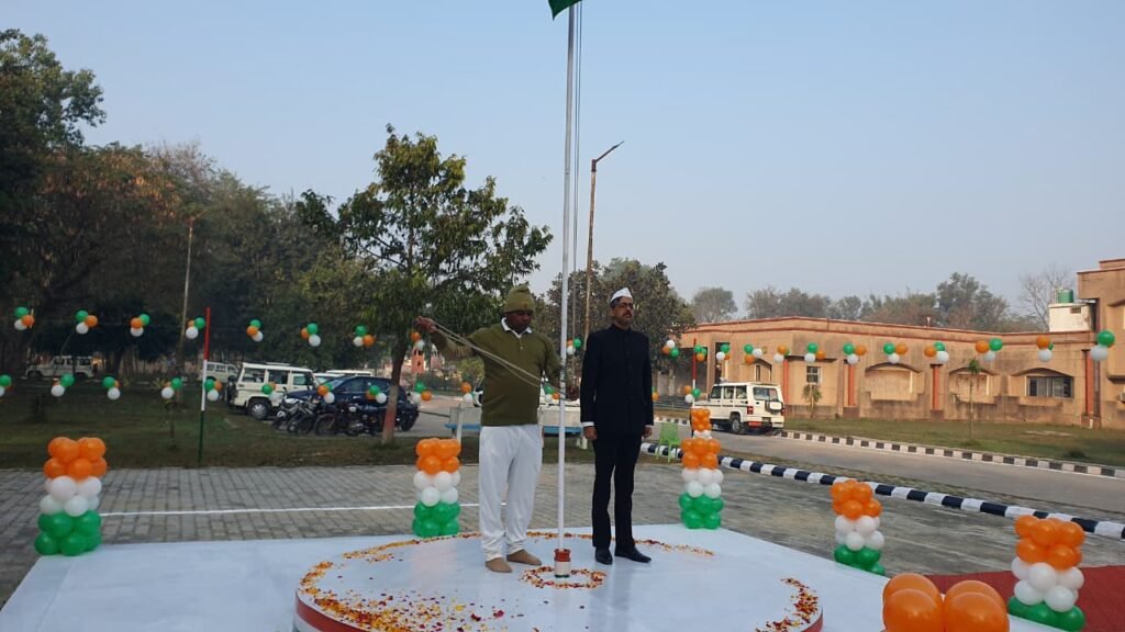 Republic Day 2026: अधिकारियों-कर्मचारियों को दिलाई संविधान व नशामुक्ति की शपथ