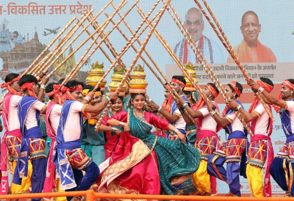 UP Diwas 2026: समापन समारोह में लोक कलाकारों ने बिखेरी माटी की खुशबू