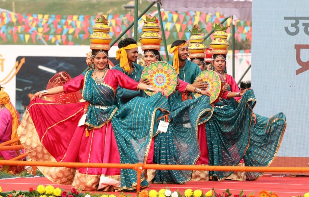 UP Diwas 2026: समापन समारोह में लोक कलाकारों ने बिखेरी माटी की खुशबू