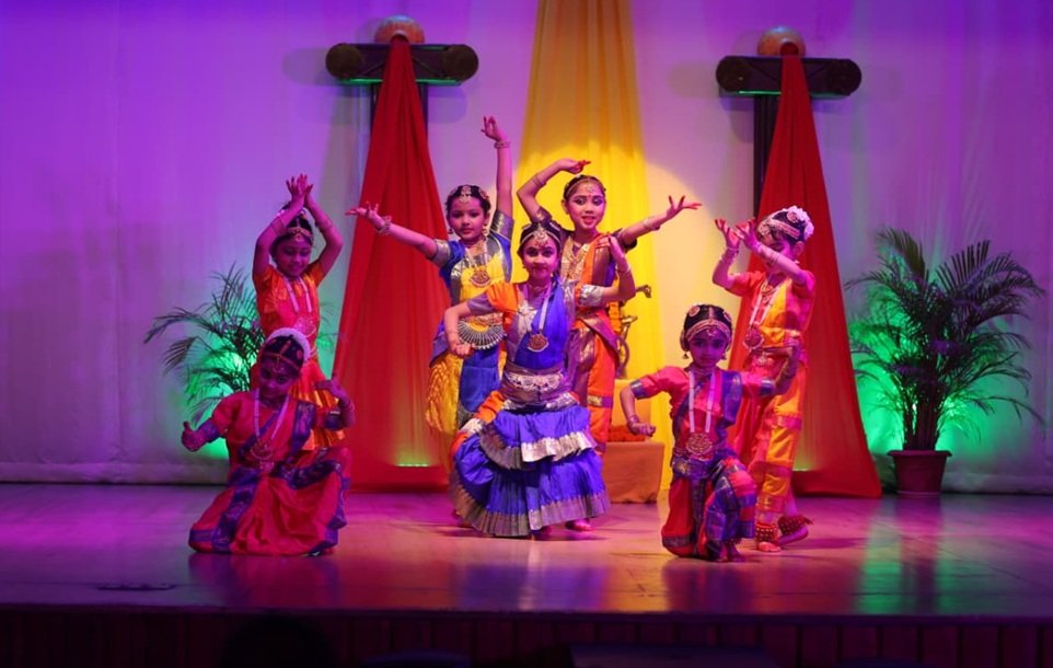 रिद्धिमा में भरतनाट्यम कार्यक्रम श्री शारदा उत्सव का आयोजन