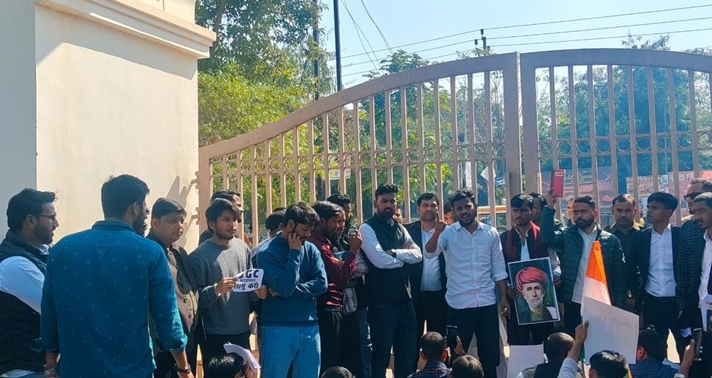 लखनऊ विश्वविद्यालय में यूजीसी इक्विटी गाइडलाइंस 2026 के समर्थन में छात्रों का जोरदार प्रदर्शन