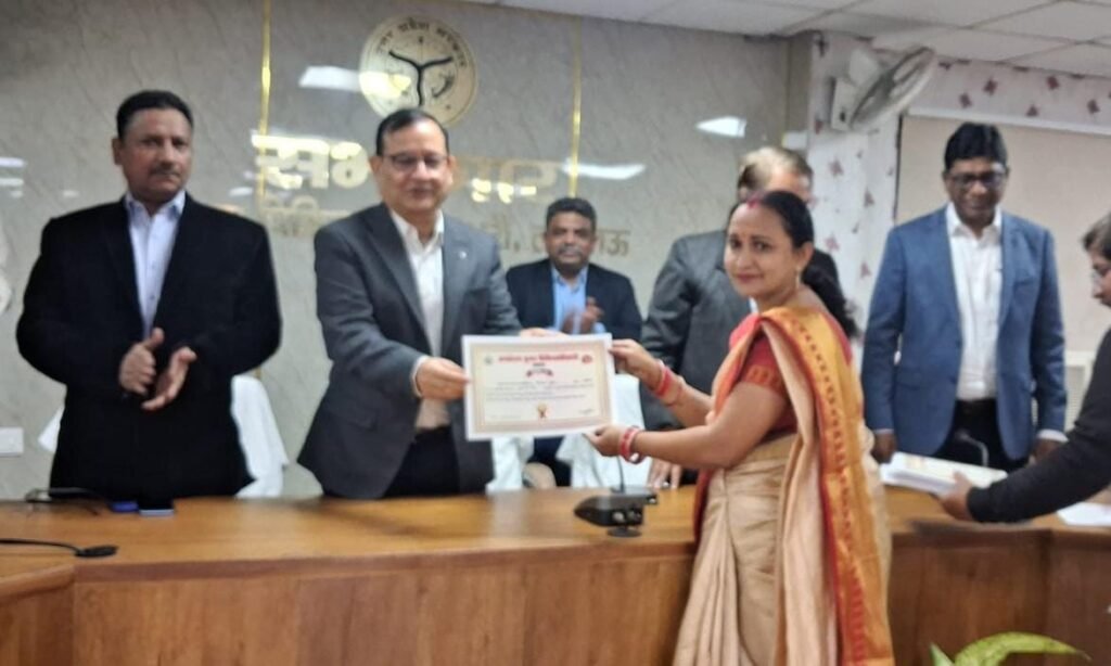 Lucknow: 75 स्वास्थ्य कार्यकर्ताओं को किया गया सम्मानित