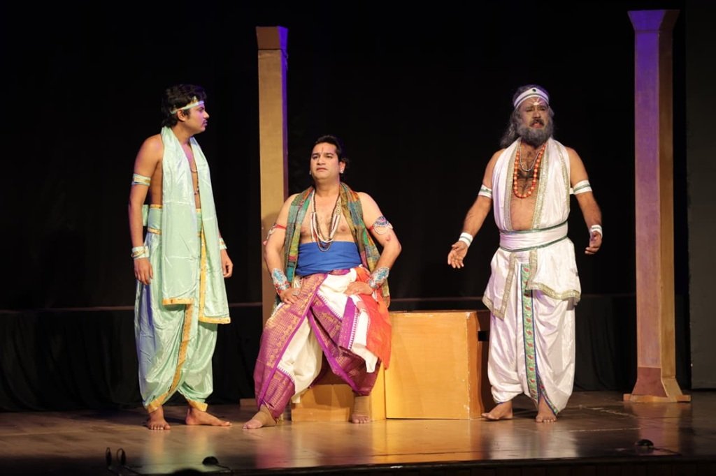 धृतराष्ट्र को देख कर गांधारी ने अपनी आंखों पर बांधी पट्टी