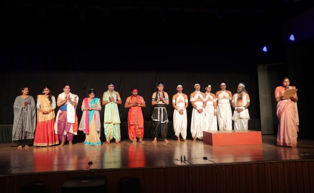 धृतराष्ट्र को देख कर गांधारी ने अपनी आंखों पर बांधी पट्टी