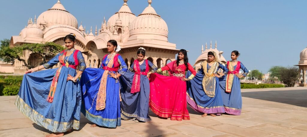 UP News: 22 जिलों में स्थानीय कलाकारों को मिला बड़ा मंच