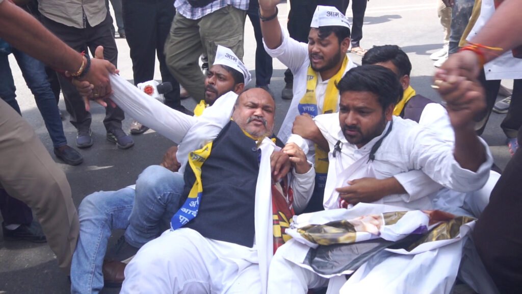 LPG News: AAP का प्रदर्शन, गैस की आपूर्ति बहाल करने और कीमतें वापस लेने की मांग